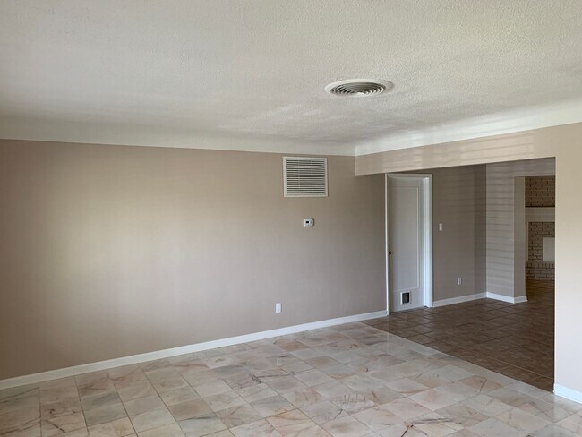 Building Photo - 3 Bed, 2 Bath Home for Rent in Northeast St. Pete