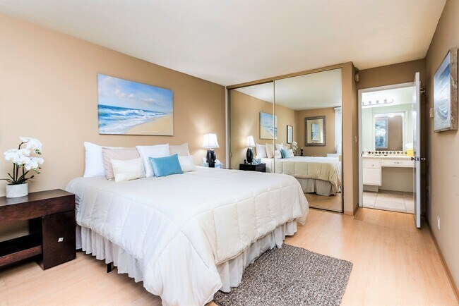 Quiet Corner Unit with King Size Bed and 2 full mirrored closetsand Mirrored Closets - 8635 Falmouth Ave