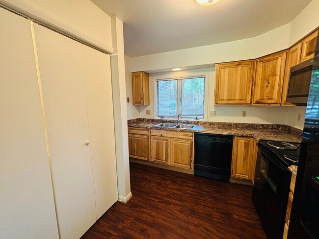 Building Photo - 3 Bedroom 2.5 Bath Townhouse
