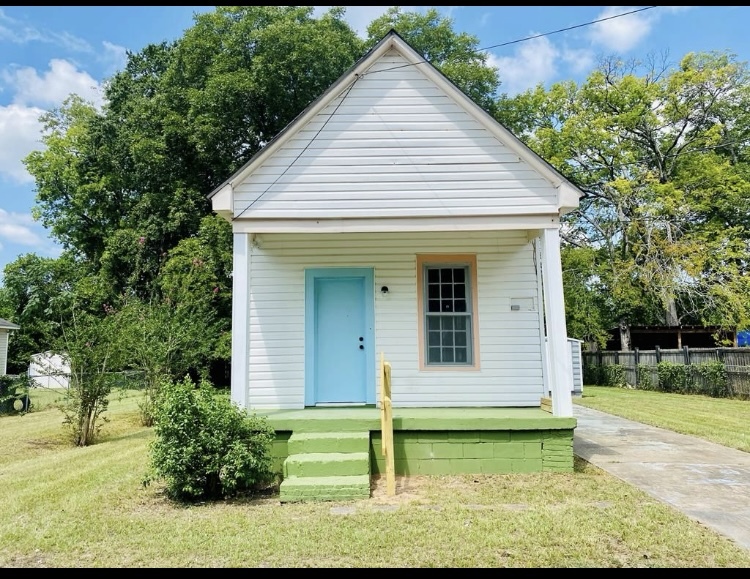 Inviting front porch to enjoy your morning coffee - 2611 4th Ave