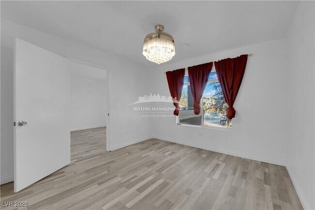 Foto del edificio - 8070 W Russell Rd