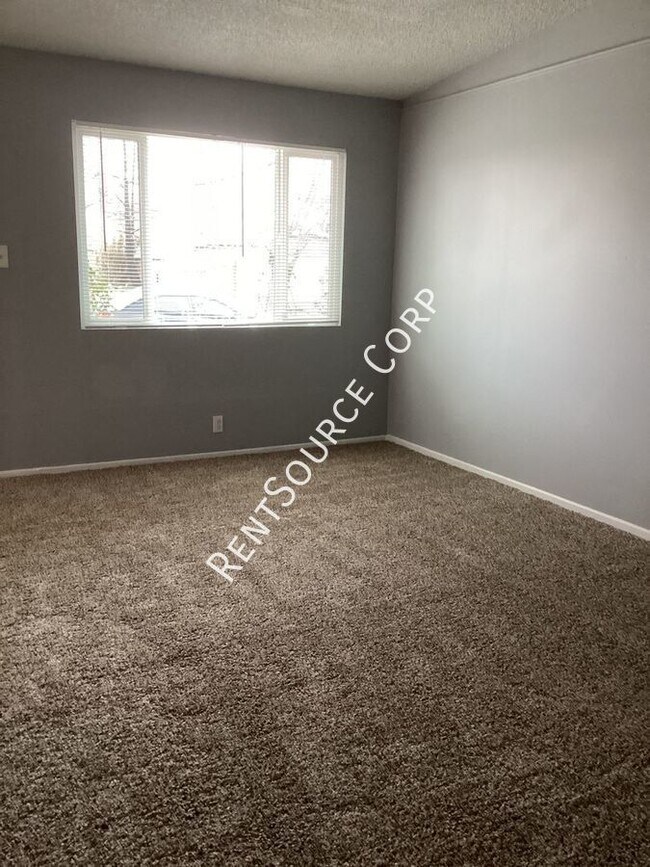 Building Photo - 2 bedroom 1 bath duplex in Lancaster