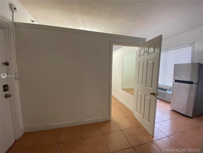 Building Photo - 3700 Collins Ave