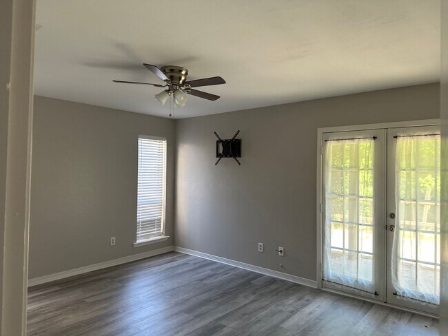 Foto del edificio - 621-621 Kings Mountain Dr
