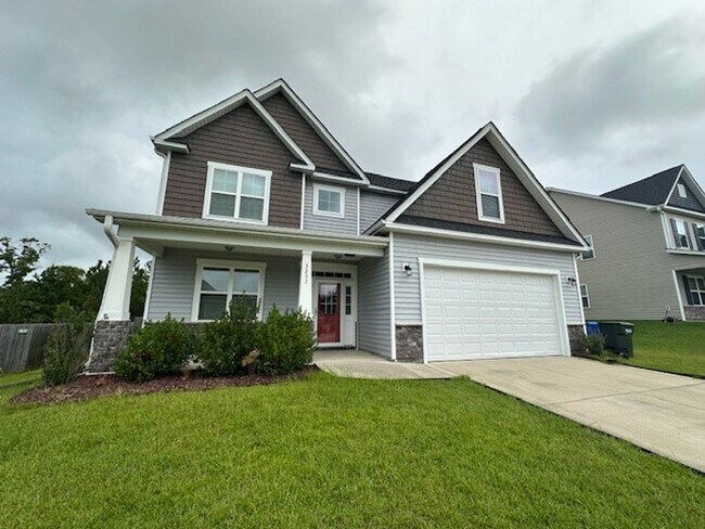 Foto del edificio - Spacious 4-Bedroom Home with Designer Fini...