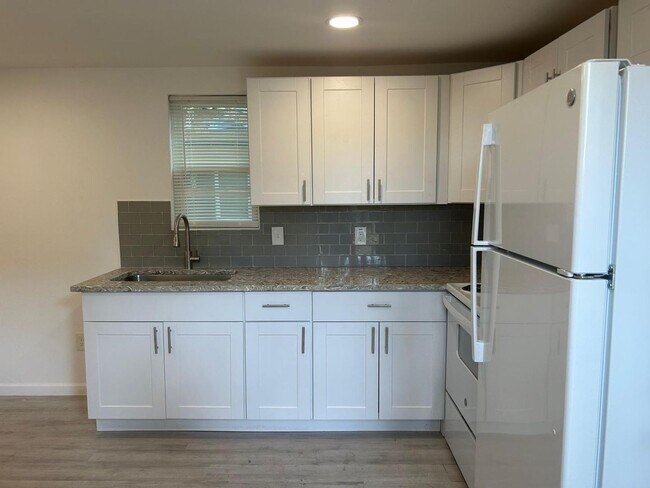 Building Photo - 423 E Sears St