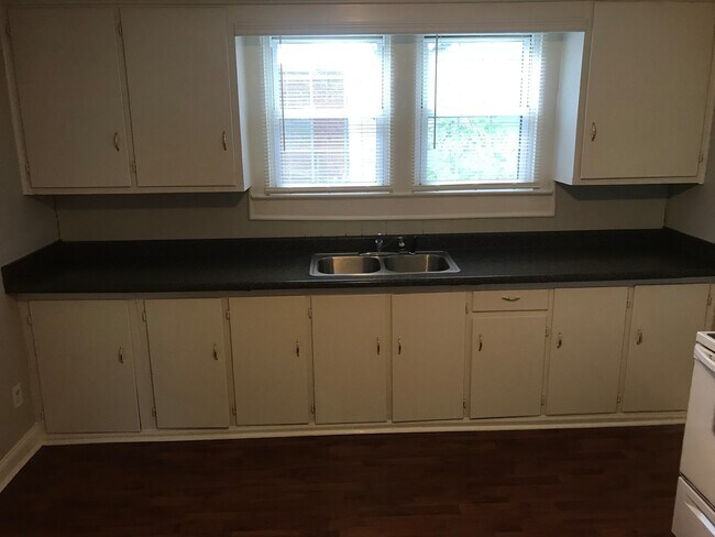 Building Photo - Charming 3bd 1 ba Home