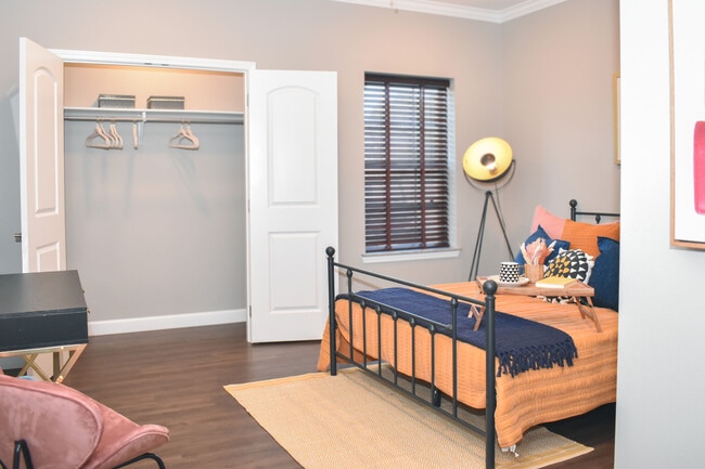 Building Photo - Fountaine Bleau Central Landing