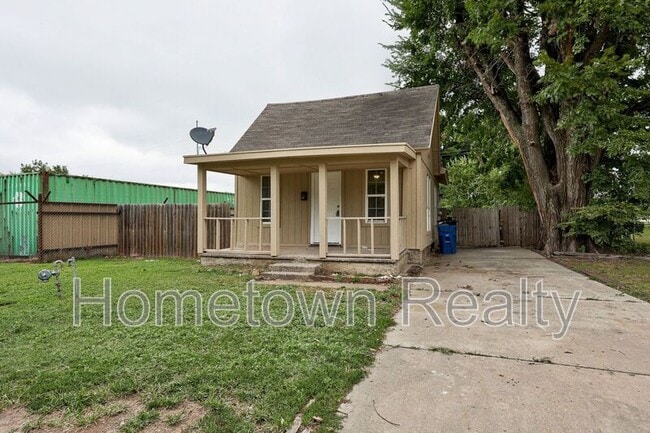 Building Photo - 306 N Hoff Ave