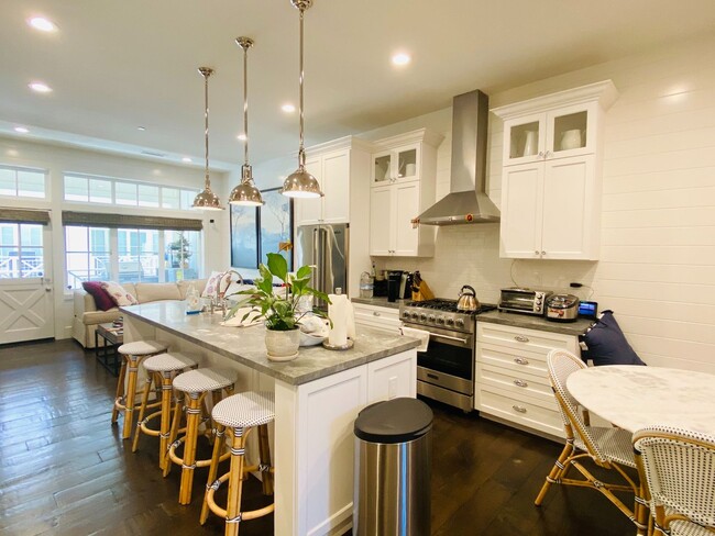 Building Photo - Modern 3 Bed 3 Bath Townhouse Near Downtown Campbell