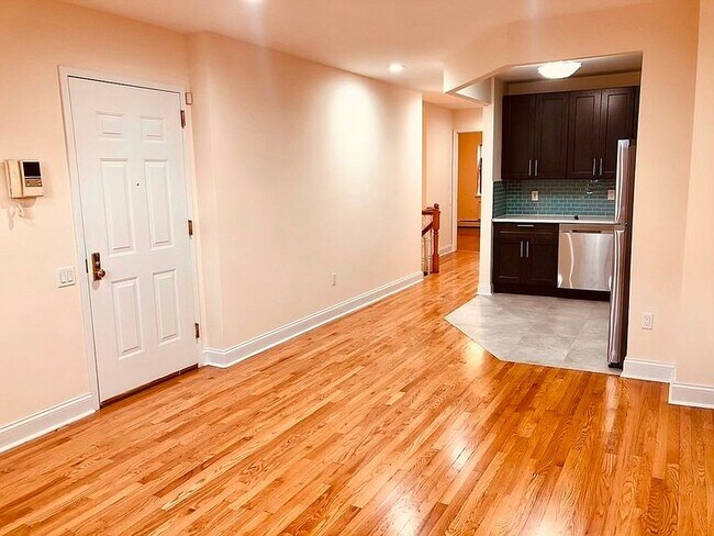Open concept Living room/kitchen great for entertaining - 9524 Schenck St