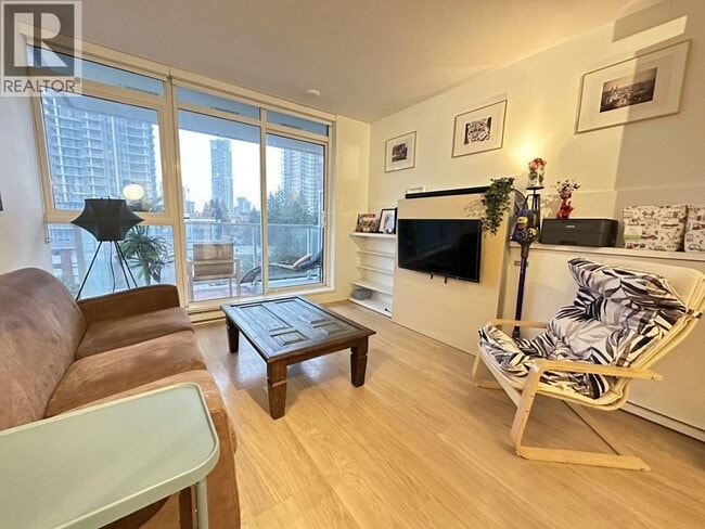 Photo du bâtiment - 657 Whiting Way