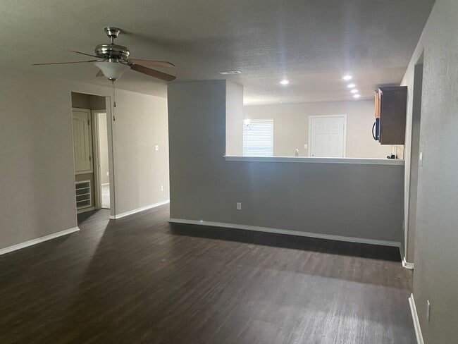 Building Photo - 501 Ridge Point Dr