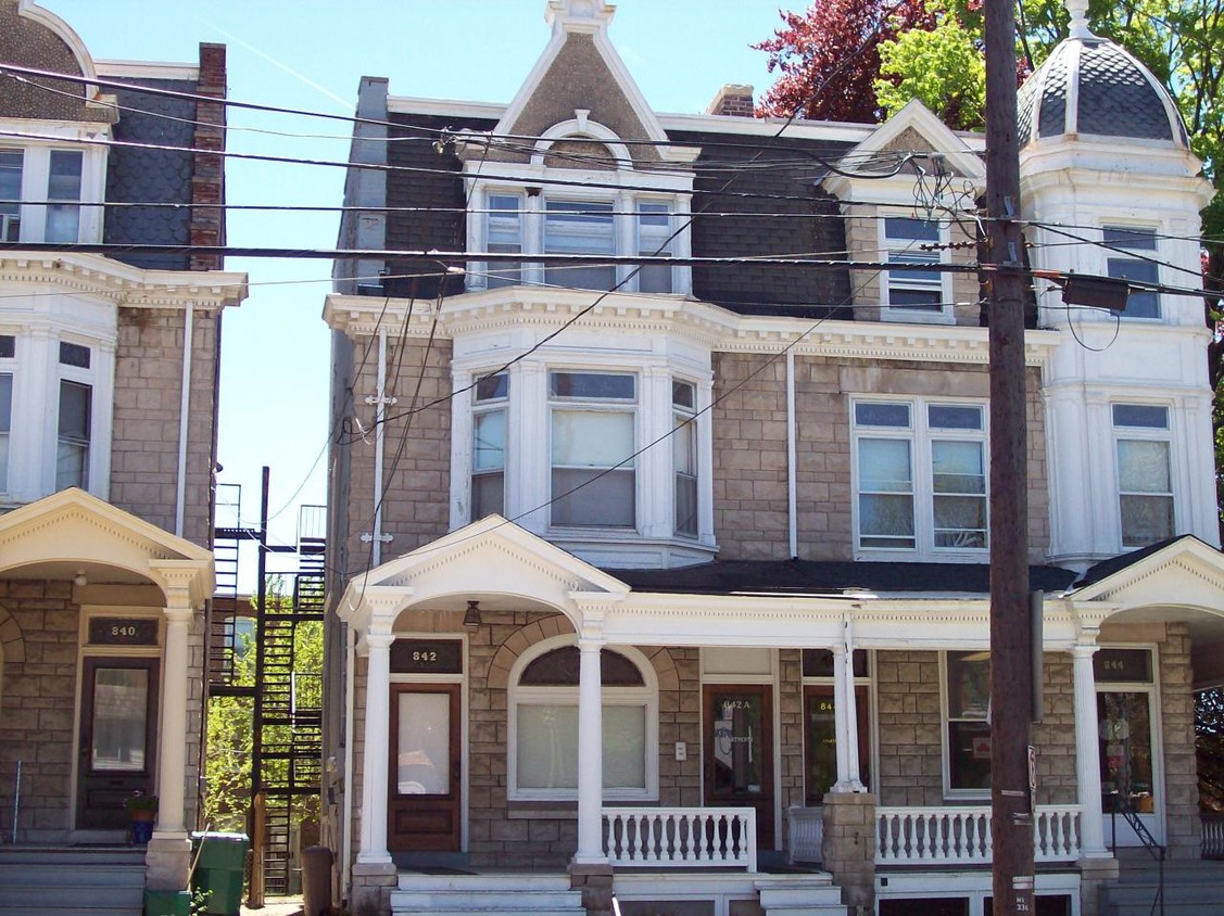 Foto principal - 842 Columbia Ave