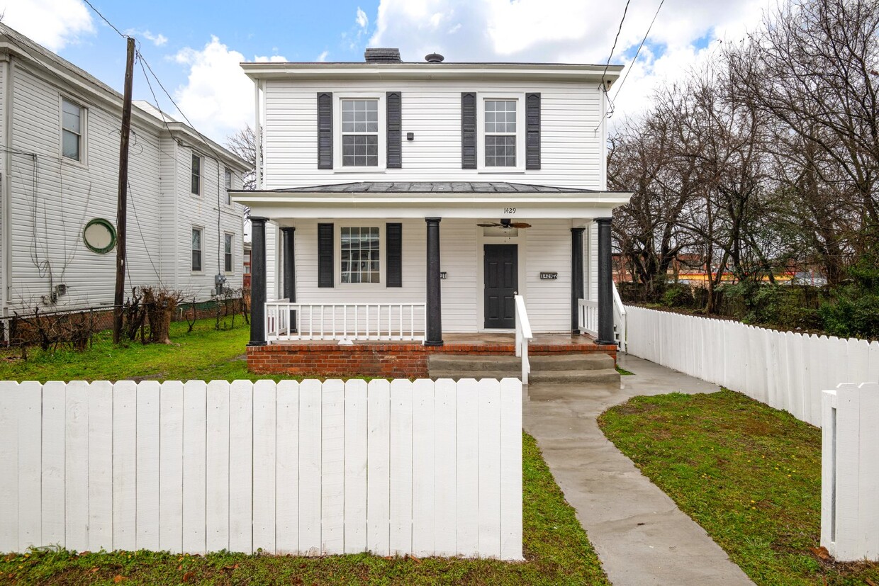 Primary Photo - Charming 3-Bedroom Rental Property in Pete...