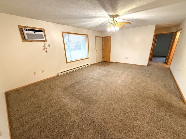 Building Photo - 343 Twin Oak Dr