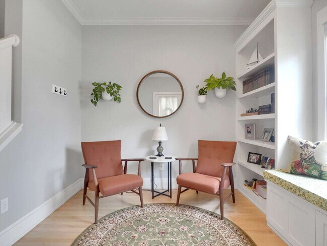 Foto del edificio - Spacious 4-Bed Gem with 3.5 Baths next to Minnehaha Creek