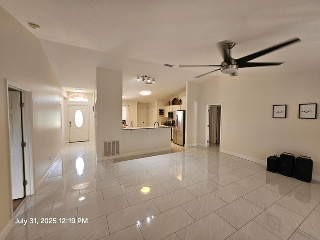 Foto del edificio - 242 SW Janice Ave