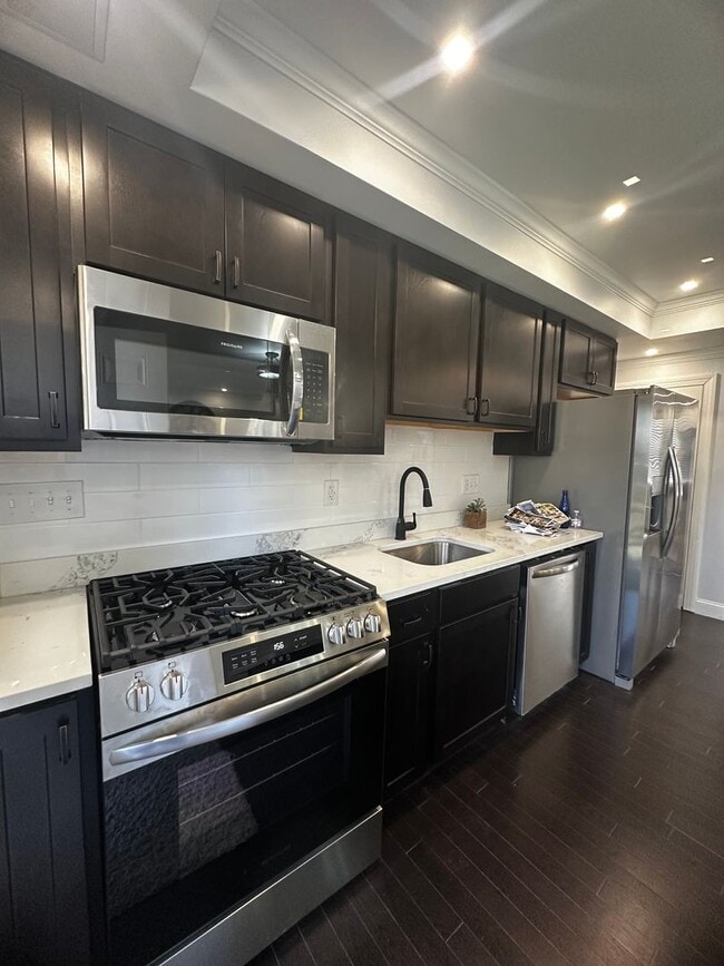 Building Photo - Beautiful newly renovated home in the Midd...