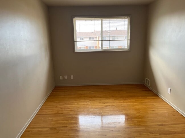 Building Photo - 0 Bed 0 Bath Unit in Red Deer, AB