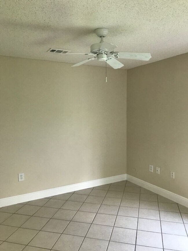 Building Photo - 3-Bedroom For Rent By Posner Park!
