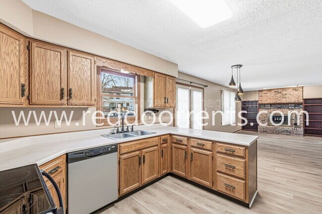 Building Photo - 7694 Prairieview Dr