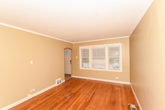 Building Photo - 9625 S Maplewood Ave