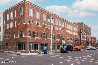 Building Photo - 527 Bangs Ave