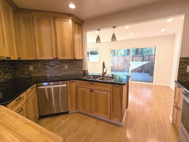 Foto del edificio - Amazing, gorgeous, end unit with huge yard...