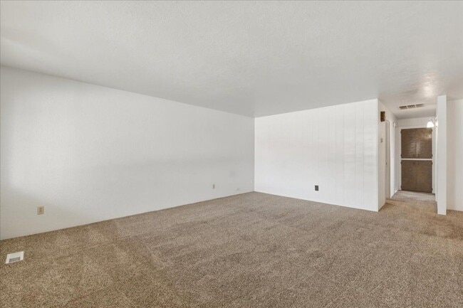 Building Photo - 117 N Homedale Ave