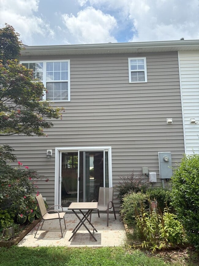 Building Photo - Centrally located Townhouse in Charlotte