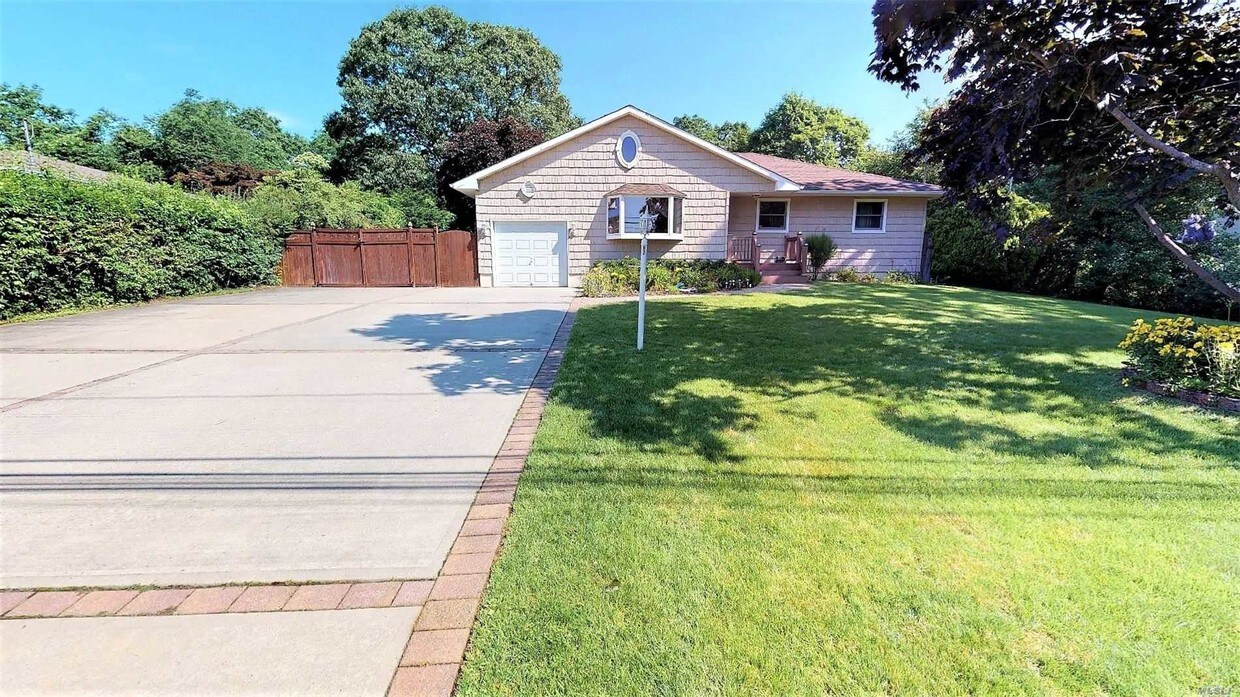 97 Gates Ave, Central Islip, NY 11722 House Rental in Central Islip