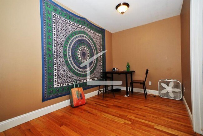 Building Photo - Beautiful 3 bed townhouse available for 9/1!