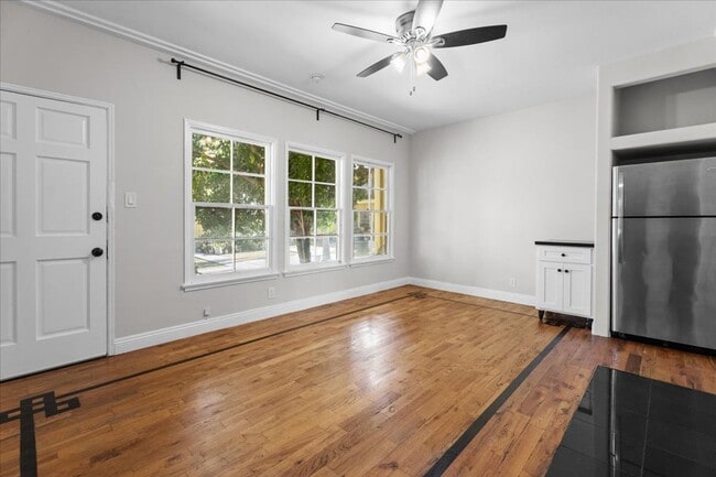 Building Photo - Stylish One Bedroom Unit With Spare Room