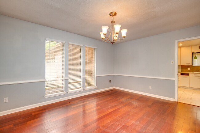 Building Photo - 3927 Pleasant Valley Dr