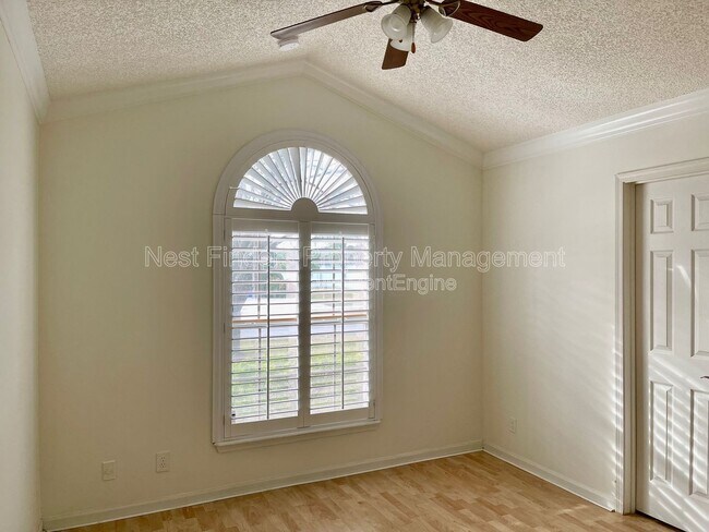 Foto del edificio - 2127 Forest Gate Dr W
