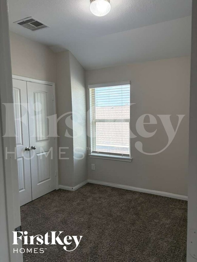 Building Photo - 15141 Meadow Glen S
