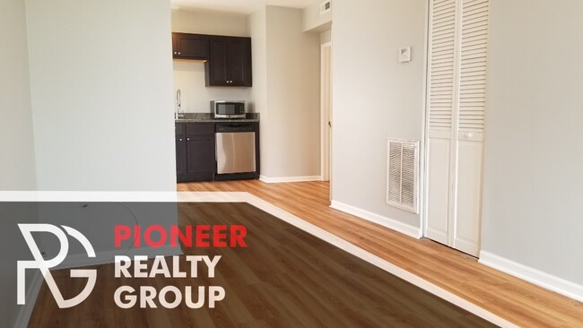 Building Photo - Updated Wicker Park 2 bed with backyard
