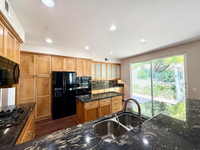 Foto del edificio - Gated 4 Bedroom 3 1/2 Bath Two Story Home