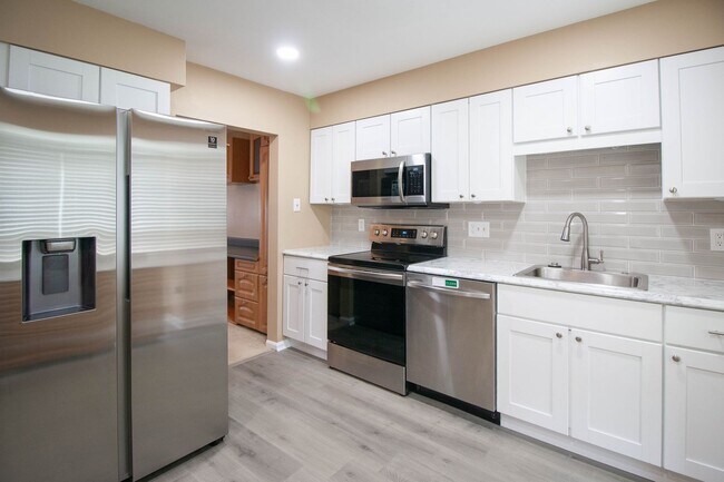 Foto del edificio - Gorgeous and updated 3Bd/2.5Bth townhome in the Town of Forest Hills! w/2 assigned parking space!