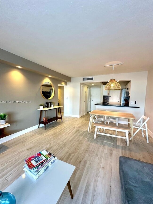 Building Photo - 2899 Collins Ave