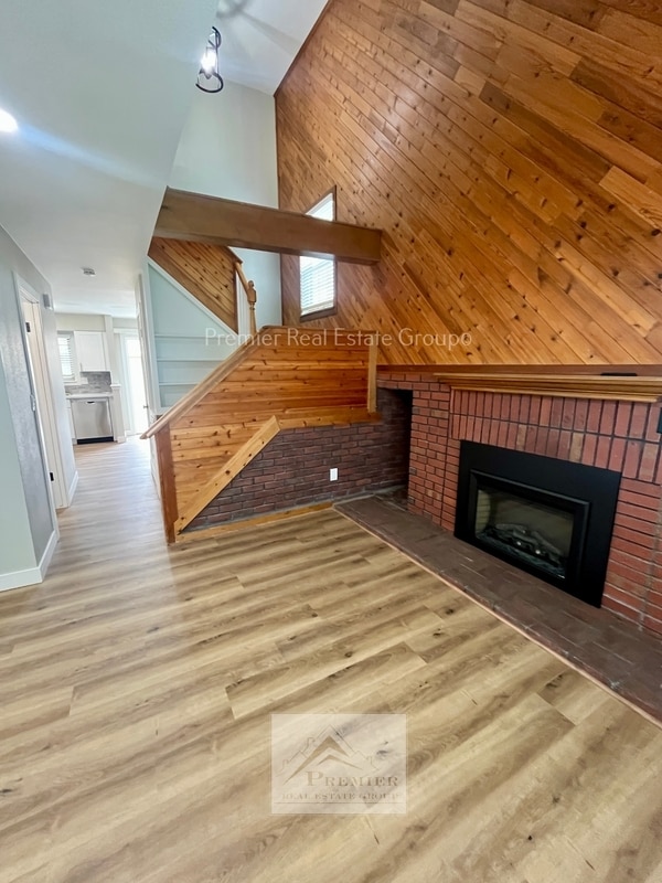 Foto del edificio - 8059 Lexington Park Dr