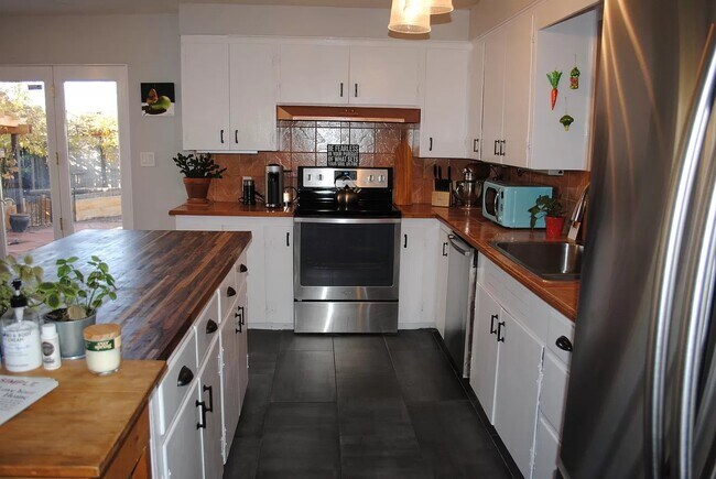 Building Photo - 5907 Princess Jeanne Ave NE