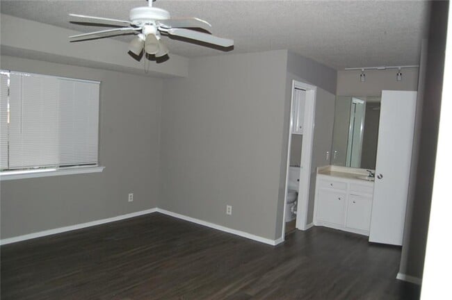 Building Photo - 907 S Riviera Cir
