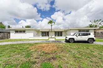 Building Photo - 6821-6825 NW 11th Place Unit 6825