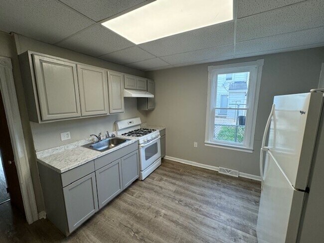 Building Photo - 4br Twin Home for rent in Allentown
