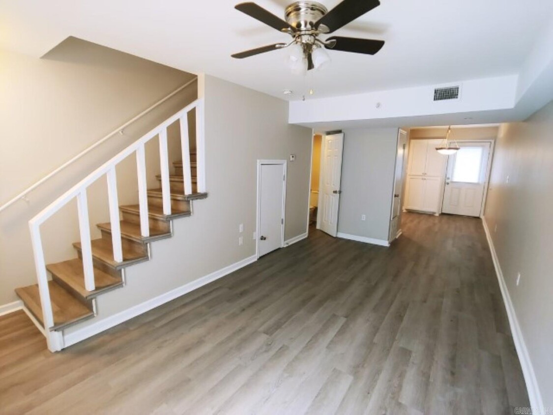 Foto principal - 2200 Fort Roots Dr