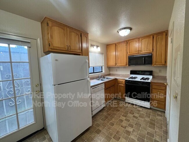 Building Photo - 917 S Oak St