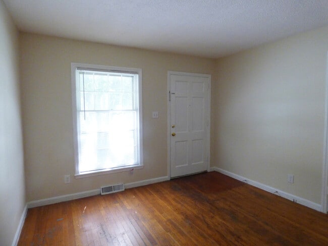 Building Photo - ORR731/733