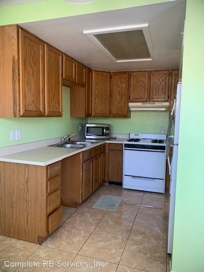 Building Photo - 3 br, 2.5 bath House - 1177 E. 9th St.